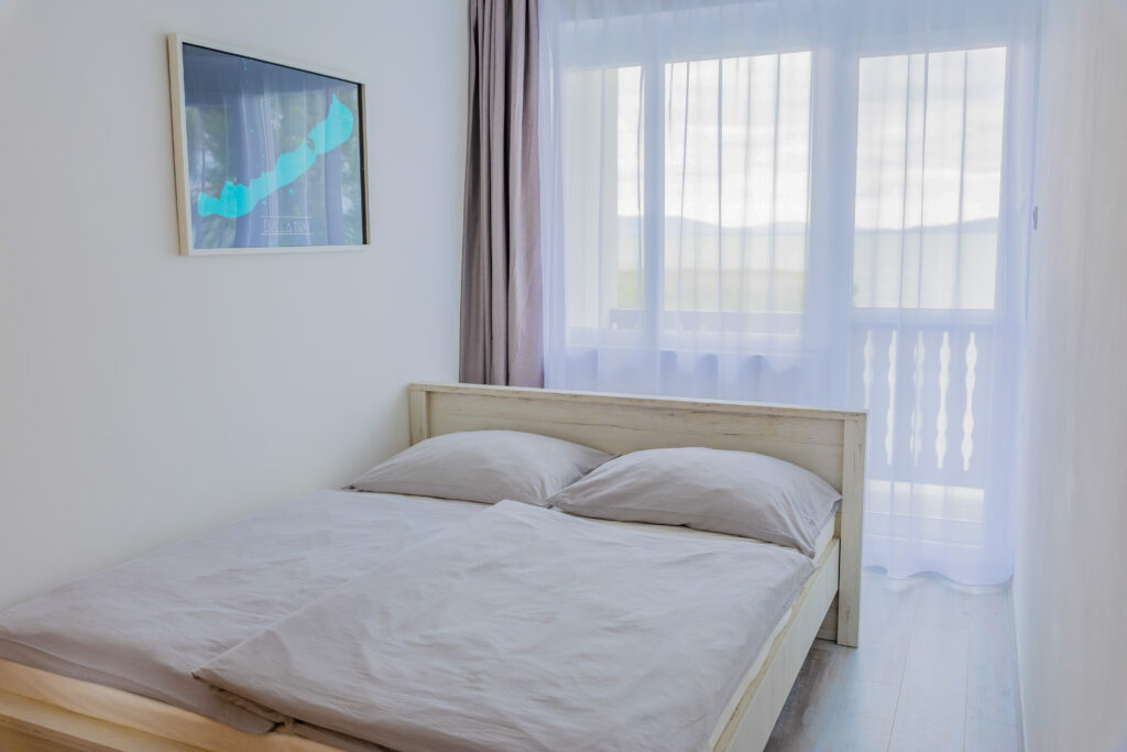 Kényelmes hálószoba balatoni vízparti apartmanban