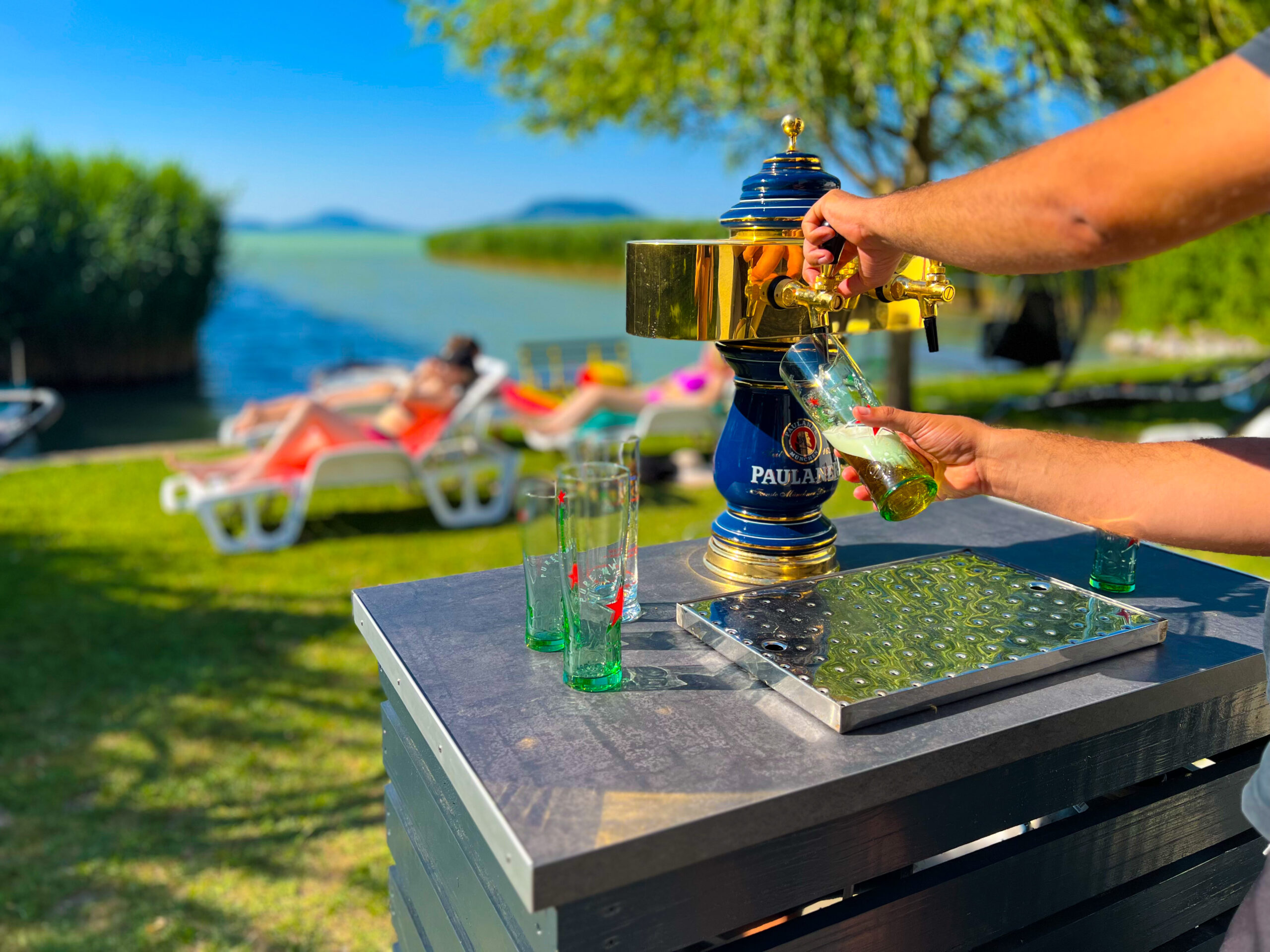 Baráti grillezés balatoni vízparti szálláson