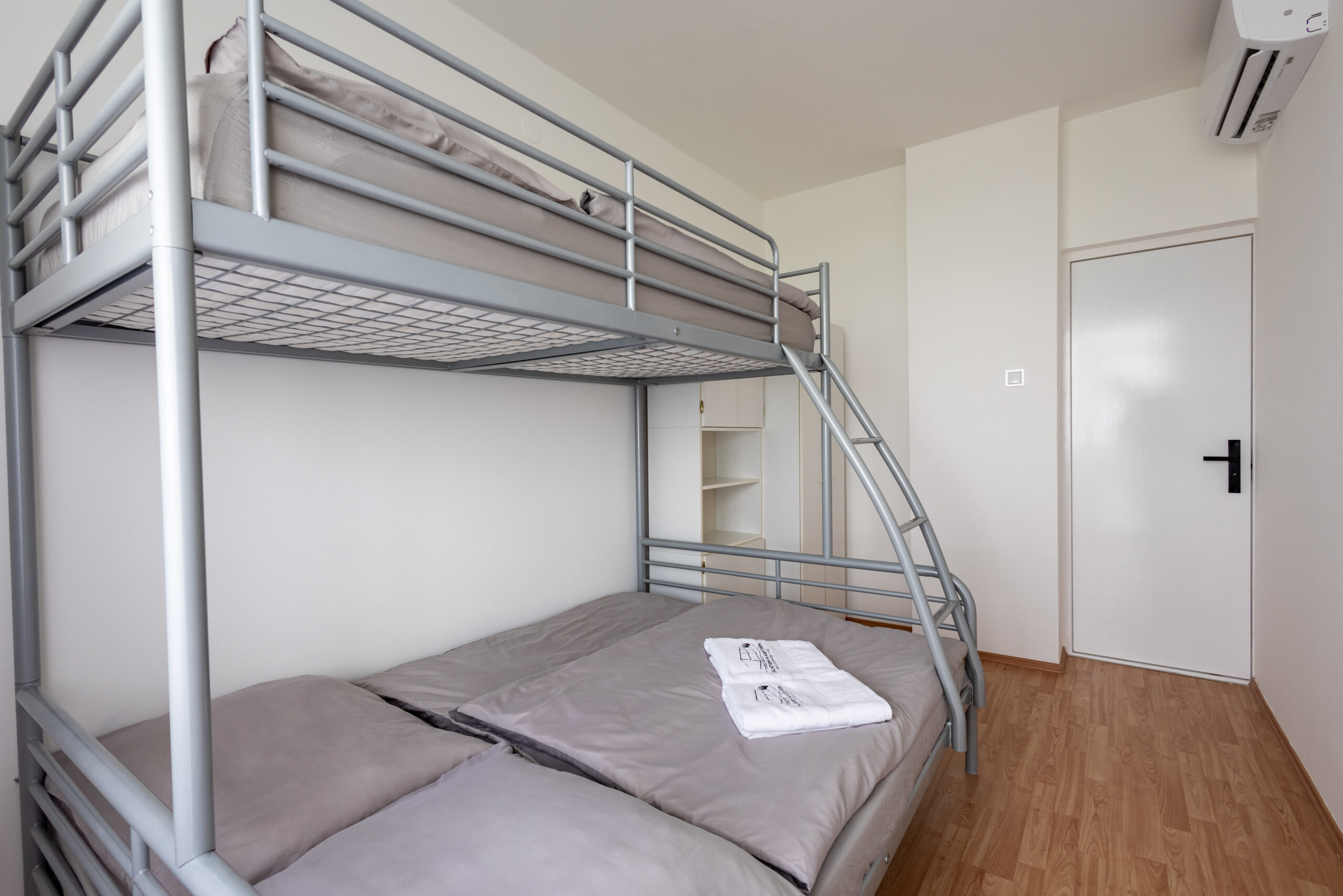 Modern hálószoba balatoni nyaraláshoz