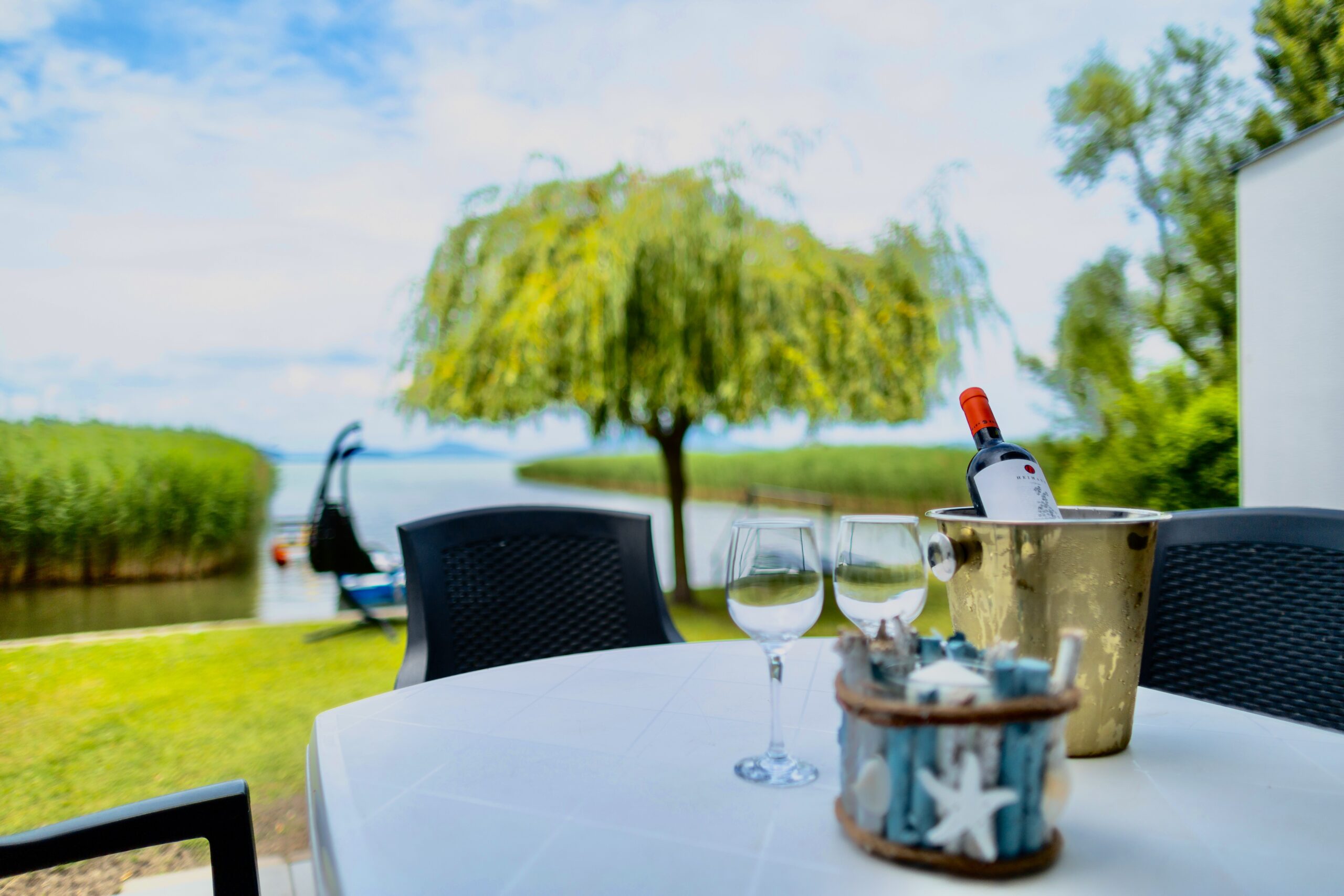 Naplemente a Balaton partján vízparti nyaralónál