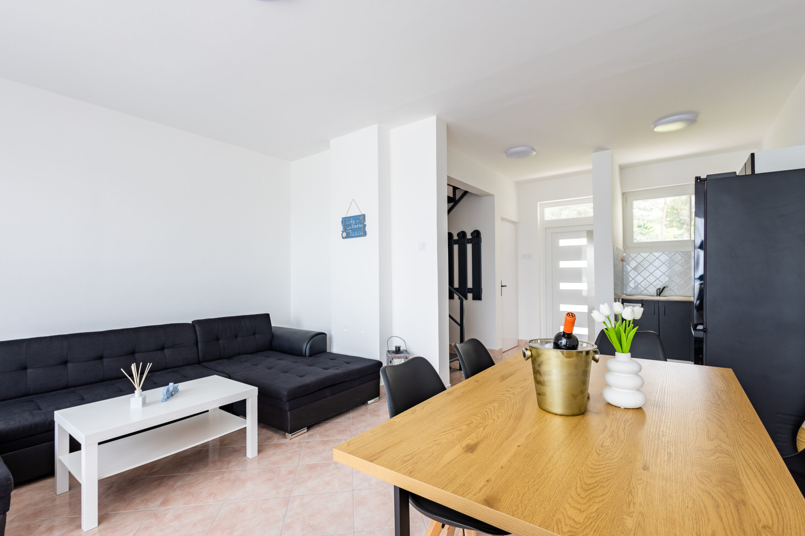 Világos nappali vízparti balatoni szálláson