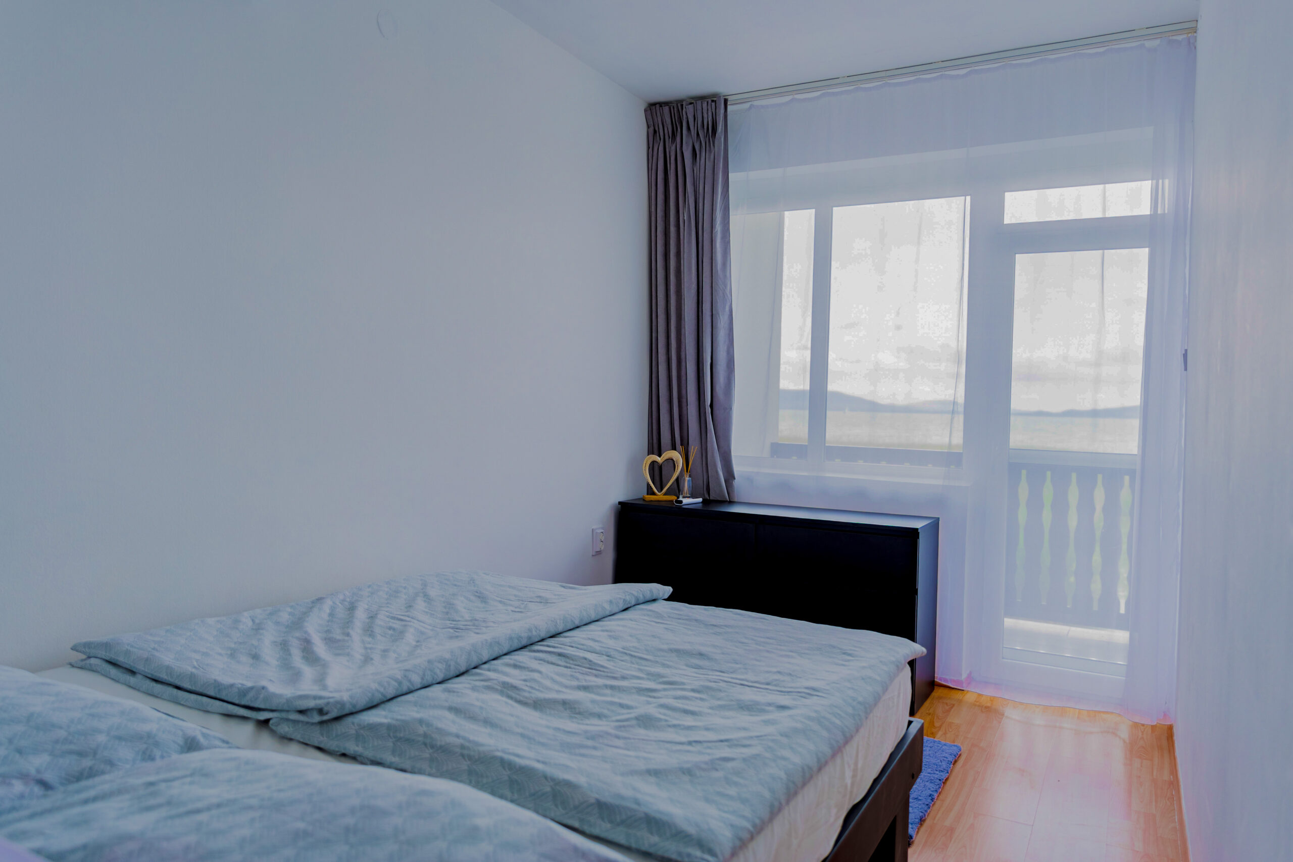 Kényelmes hálószoba balatoni vízparti apartmanban