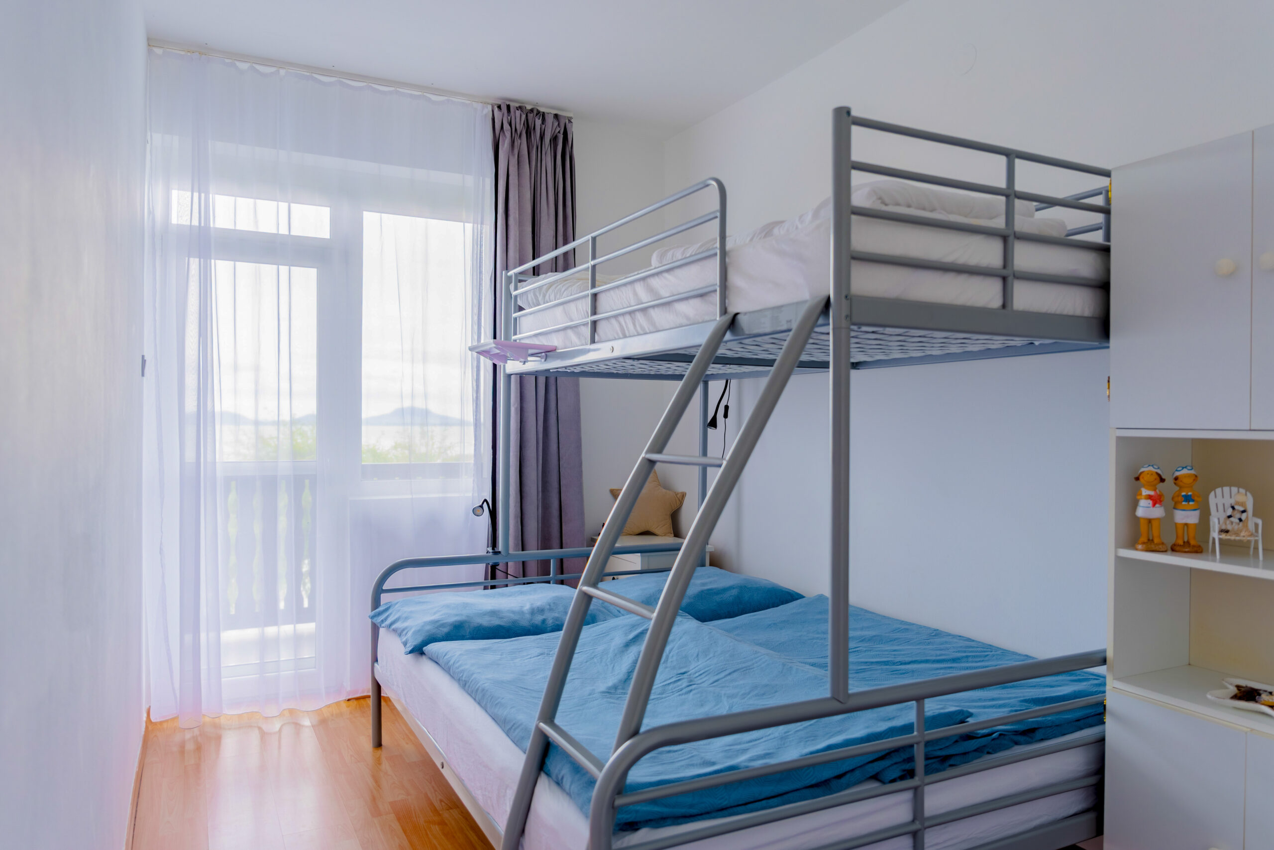 Családbarát hálószoba balatoni apartmanban