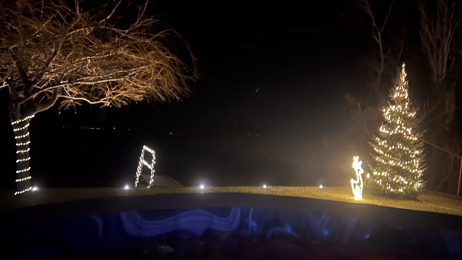 Modern kültéri jakuzzi vízparti apartmanban, tökéletes relaxáció balatoni panorámával