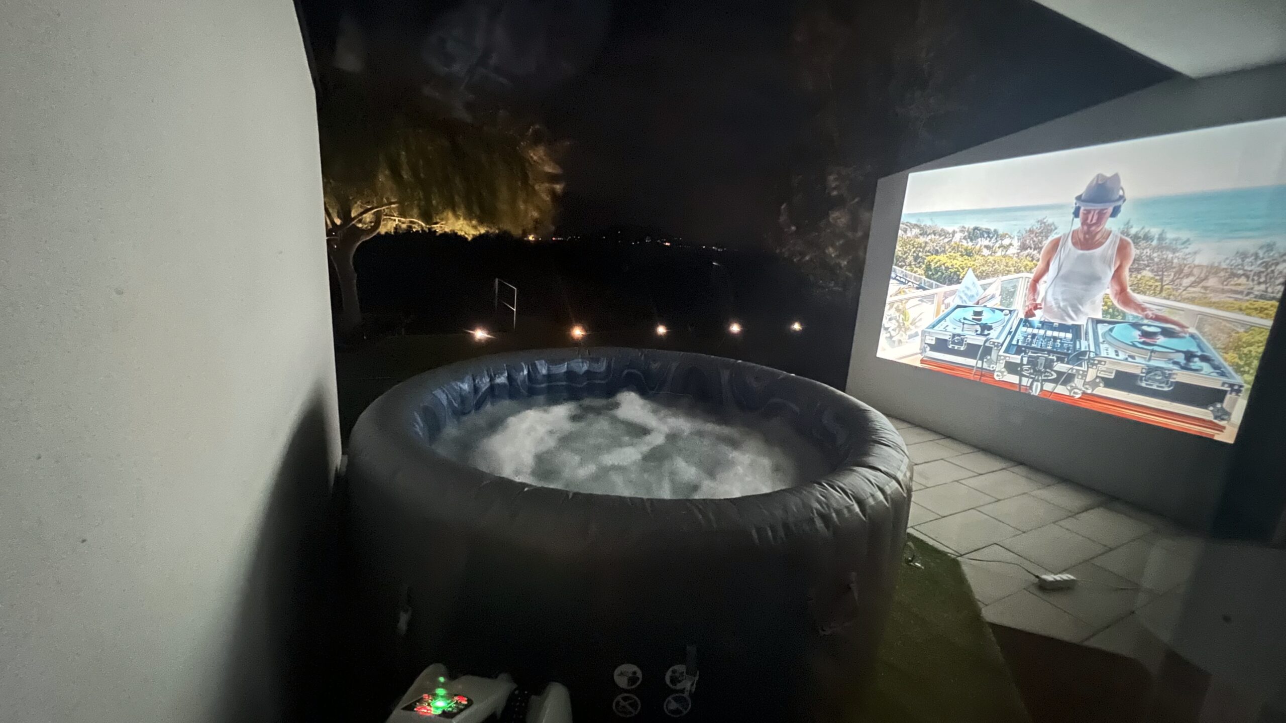 Modern, kültéri jakuzzi békés környezetben a balaton parton