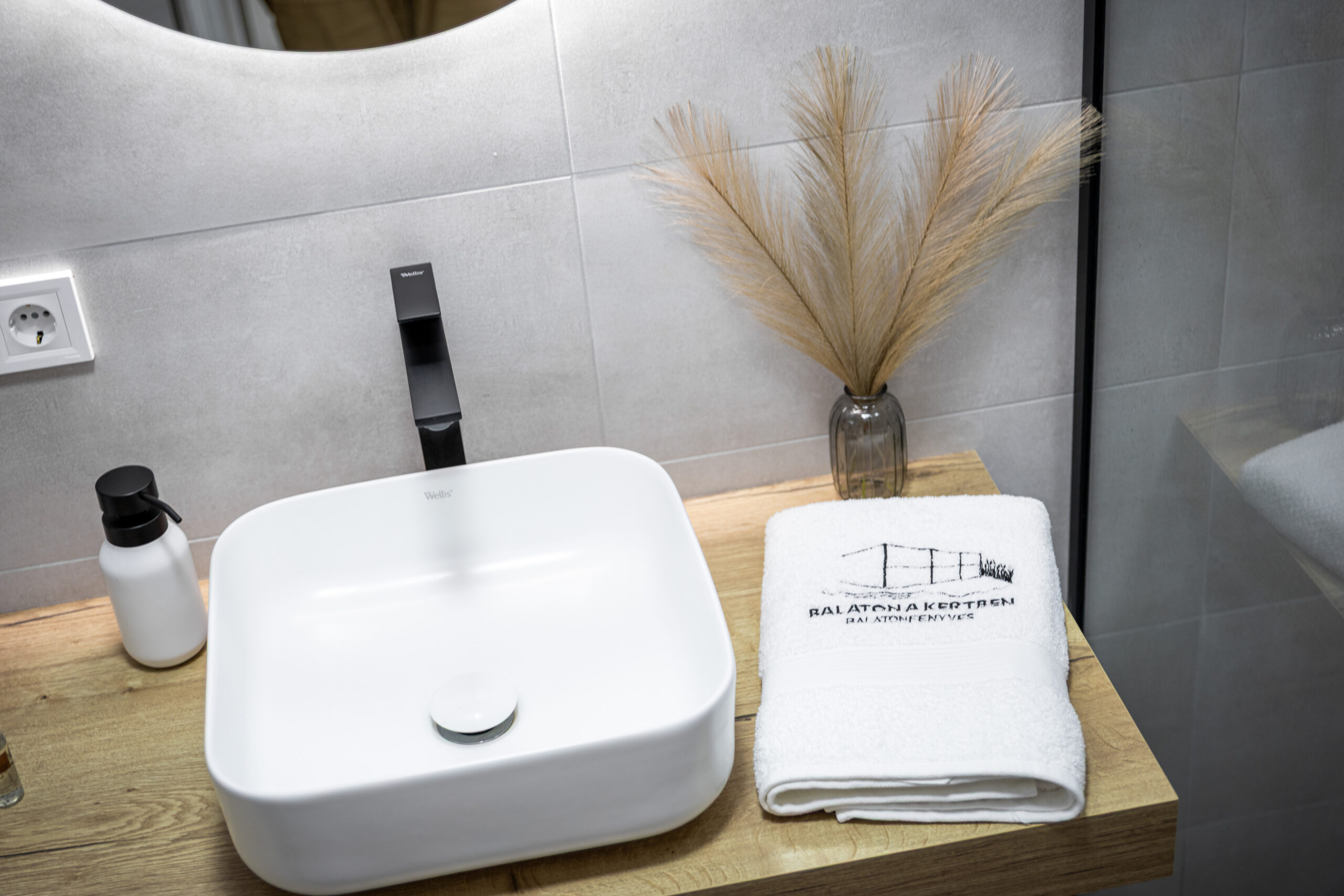 Modern fürdőszoba balatoni vízparti apartmanban