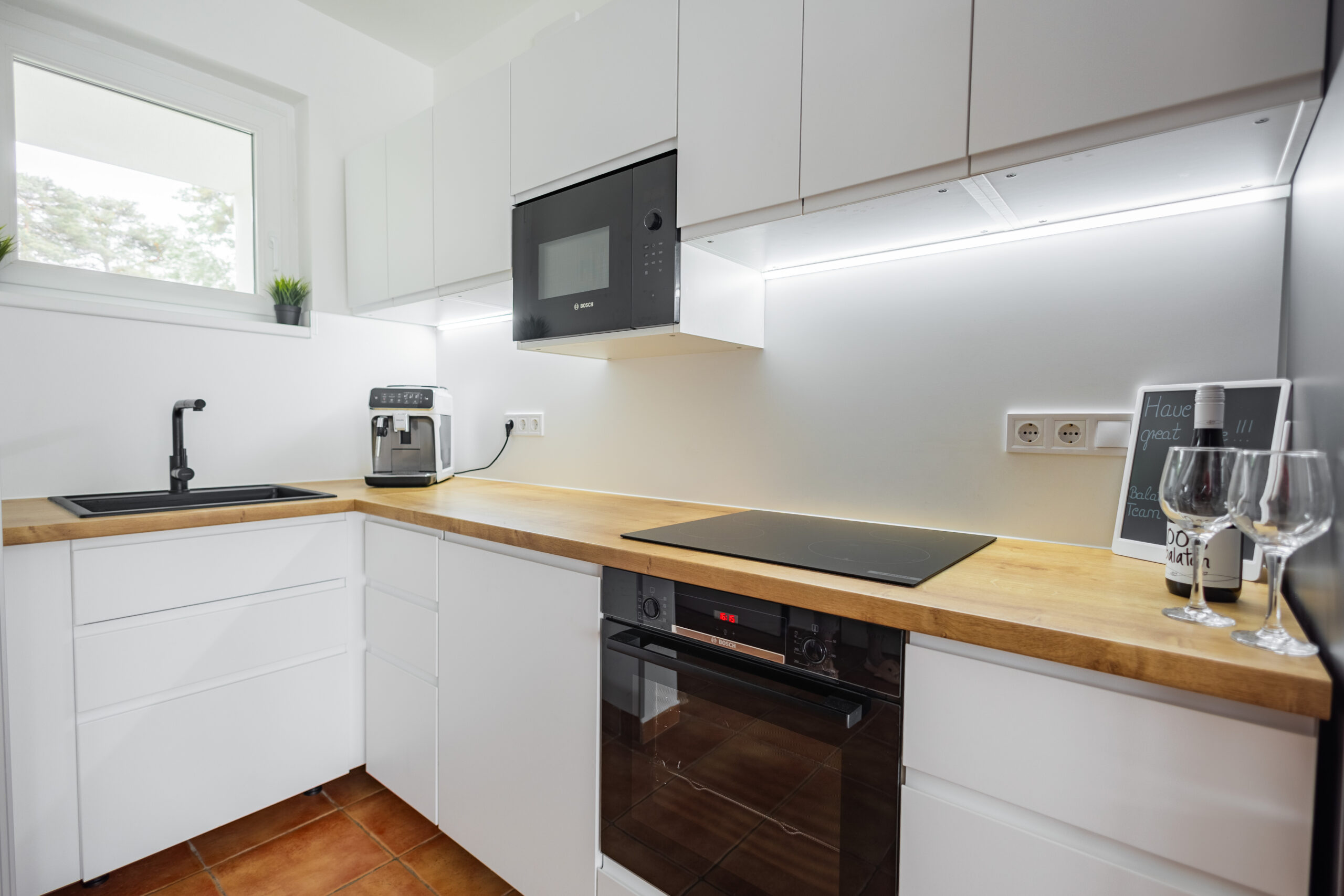 Felszerelt konyha balatoni vízparti apartmanban