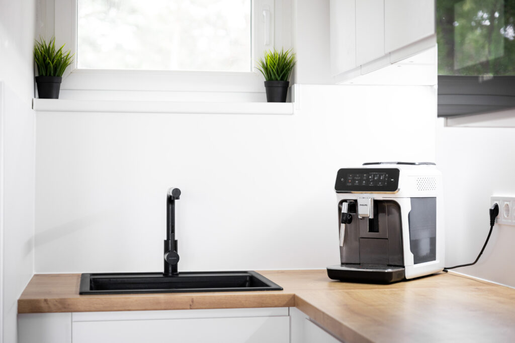 Felszerelt konyha balatoni vízparti apartmanban