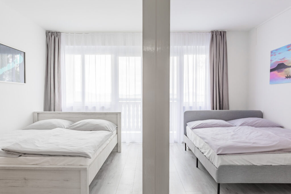 Nyugodt hálószoba Balatonfenyvesen modern kialakítással