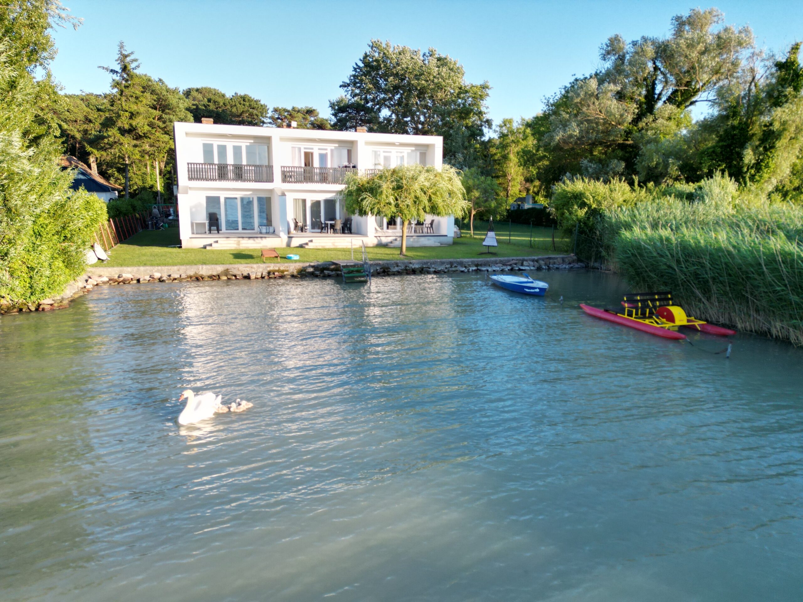 balatoni kiadó vízparti ház